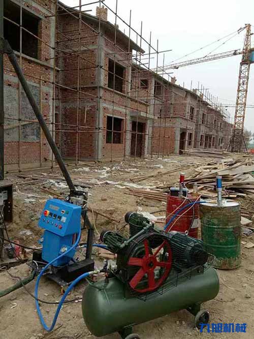 聚氨酯現場噴涂機設備施工時要滿足什么條件(圖2) 樓房建設聚氨酯現場噴涂保溫施工