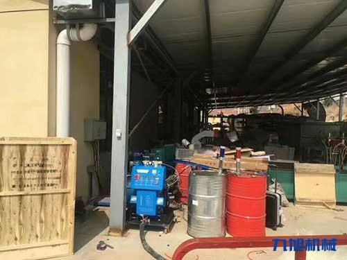 建筑物屋頂聚氨酯保溫節(jié)能噴涂機(jī)施工(圖2) 江蘇省聚氨酯發(fā)泡機(jī)隔熱填充